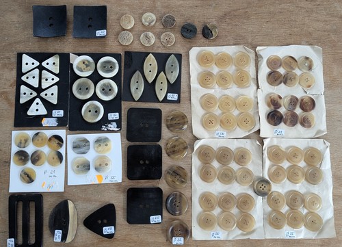 100 Stück alte Hornknöpfe + Hornschließe,   Ø  s. Fotos - Bild 2 von 6