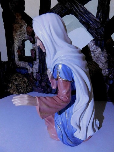 Kirkland Signature Hand Painted Nativity 13-PC Replacement Mary 7.5"T #1900311 - Picture 5 of 8