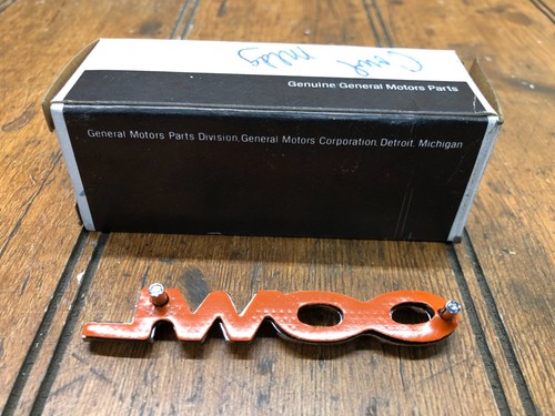 NOS GM 3968567 "COWL" Emblem - Picture 2 of 2