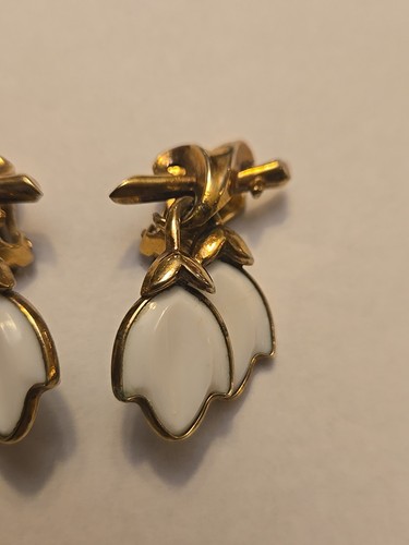 CROWN TRIFARI gold Tone Dangle Dogwood Design Poured Milk Glass Clip-on Earrings - Picture 3 of 6