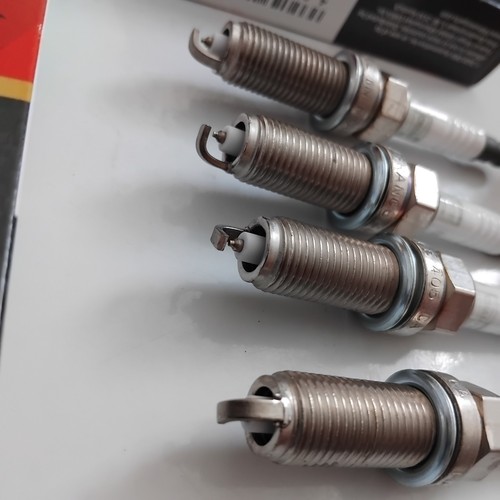 Set of 4 Champion REA10WYPB / OE261 Sparkplugs - Picture 4 of 13