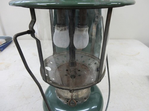 Vintages 1962 Coleman Lantern in Metal Carring Case - Picture 3 of 9