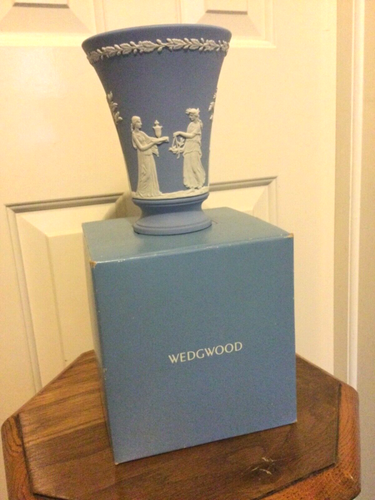 Vintage Wedgwood Blue Jasperware 6" inch Vase Classical/Greek, with original box - Picture 4 of 8