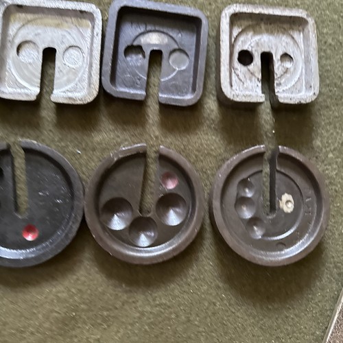 Antiguo juego de pesas de balanza de hierro fundido vintage con soporte - Imagen 10 de 10