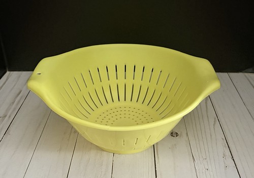 Vintage Rubbermaid 2931 Sieb mit zwei Griffen hellbuttergelb Vintage Küche - Bild 1 von 9