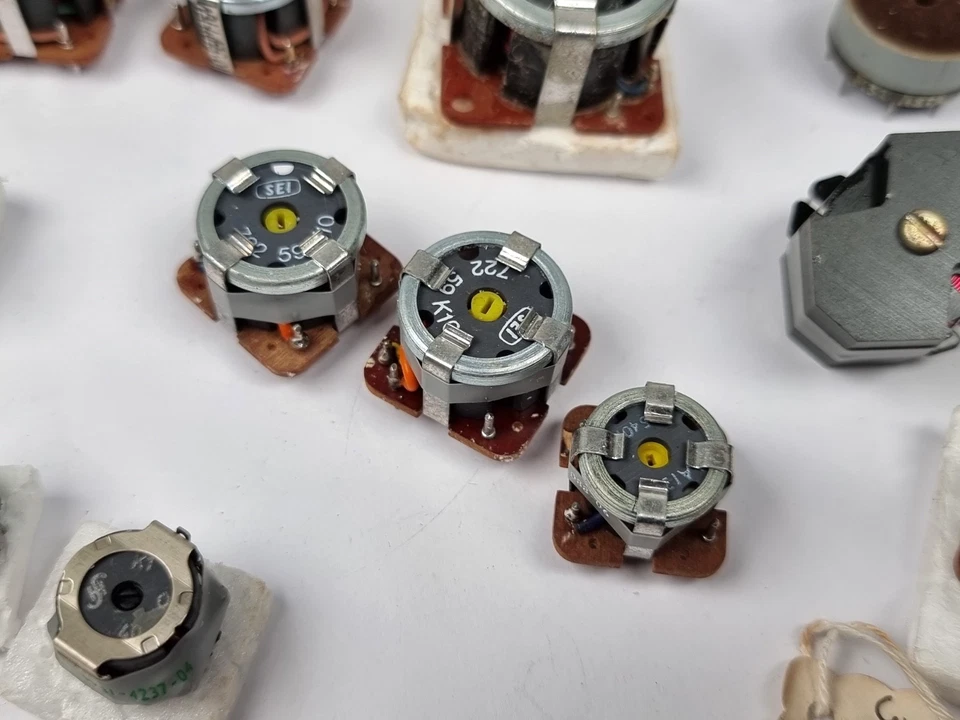 Job Lot Vintage Audio RF Coils Pot Core Inductors Military Radio Choke MOD x27 - Image 4 of 4