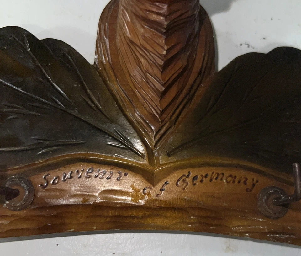 Antiguo llavero vintage tallado a mano, ciervos y hojas de la Selva Negra. Sin astas. Foto 4 de 4