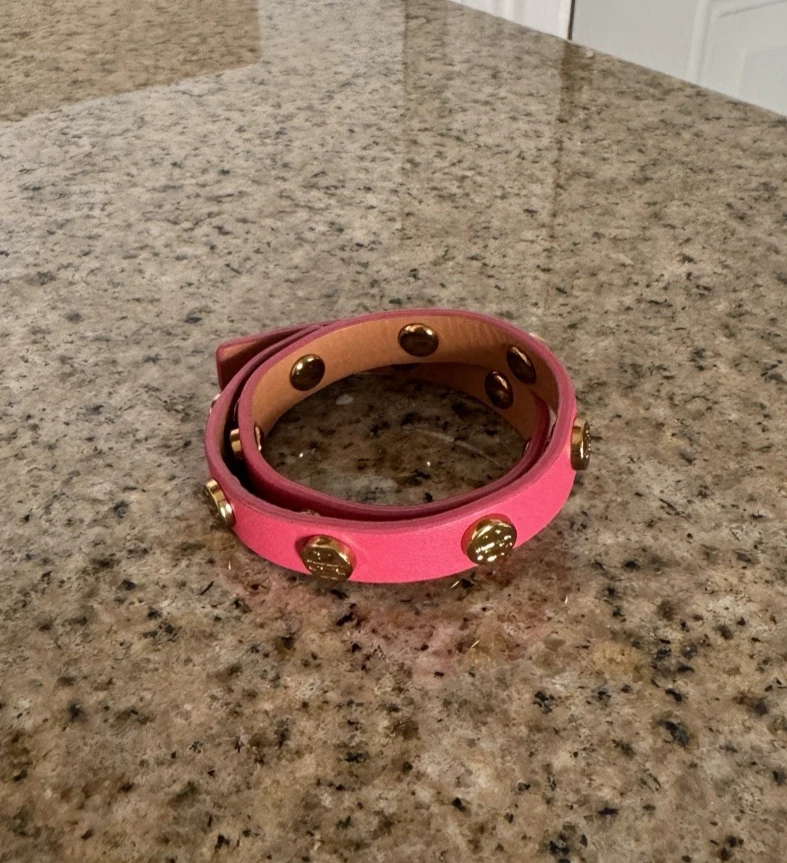 Pulsera Tory Burch de cuero rosa con tachuelas doradas Foto 2 de 4
