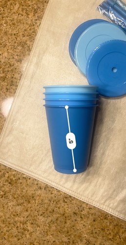 Eine Menge 4-5 Zoll. Blaue Becher First Design Global - Deckel & Strohhalme. Alter 3+