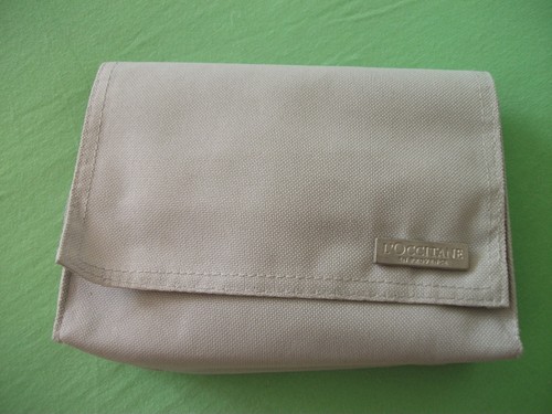 L`OCCITANE - Kosmetiktäschchen/ Flugbegleiter mit Inhalt  - Bild 1 von 3