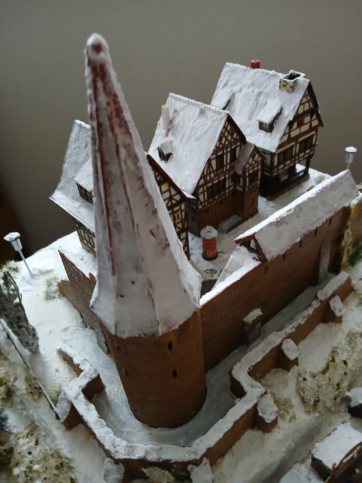 TOP-Winter-Diorama H0/1:87 Weihnachtsmarkt Stadtmauer Fachwerk Waldszene - Bild 2 von 4