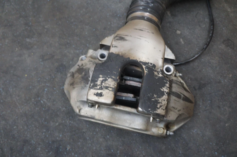 Conjunto de pinza de freno trasera izquierda con conducto de refrigeración 267122 Ferrari 488 Challenge 19 Foto 3 de 4