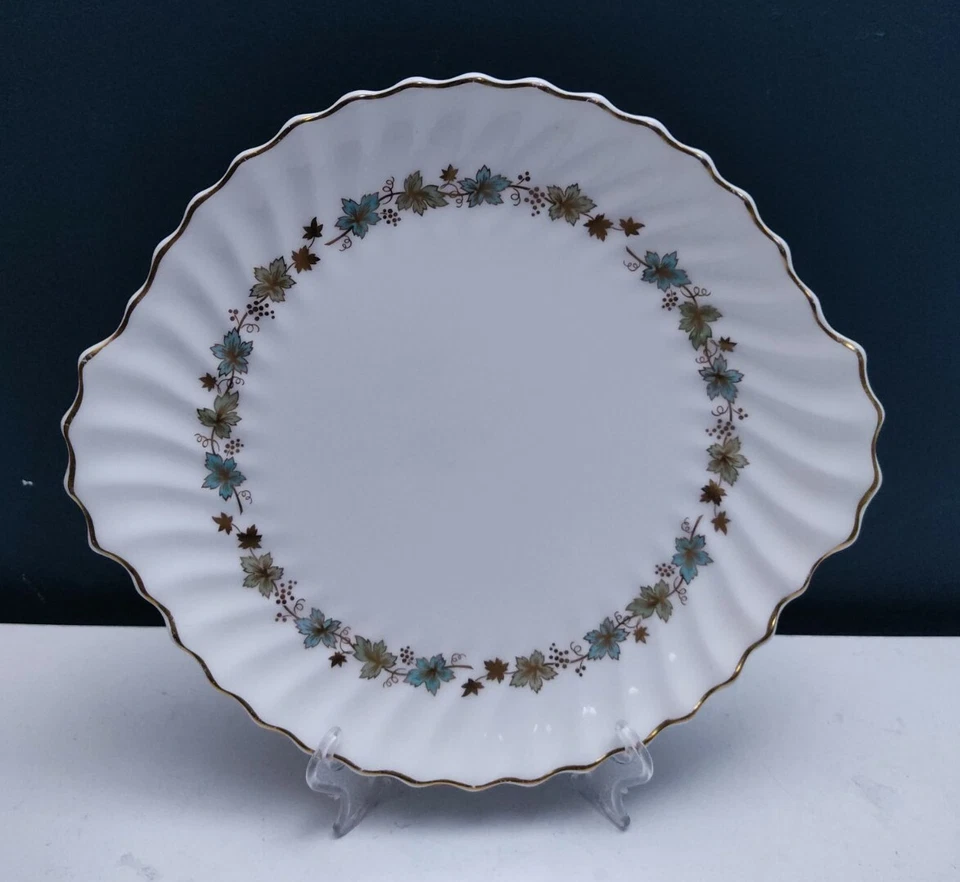 Plato de pastel Royal Doulton Piedmont con mango de remolino patrón de hojas Foto 2 de 4