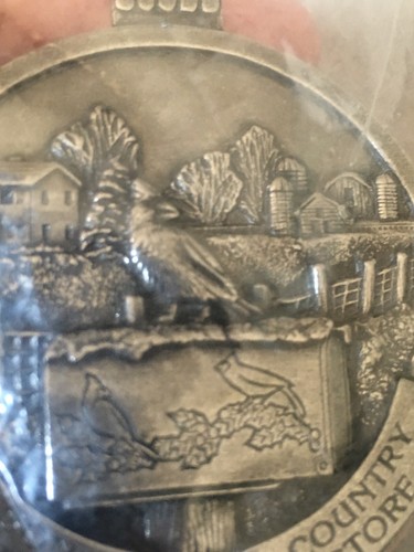 De colección 2001 Peltre Navidad Cardenal Adorno Temporadas Saludos Country Store Nuevo - Imagen 4 de 11