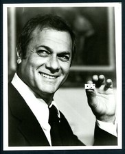 FOTO RETRATO MUY RARA DE TONY CURTIS SOSTENIENDO UN PAR DE DADOS Vega$ ’76
