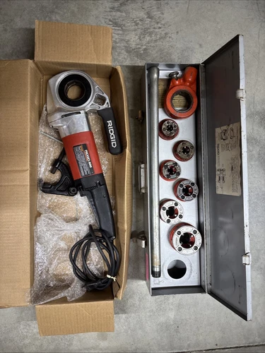 RIDGID 600 PIPE THREADER, 11R RACHETING HEAD, 6 THREADER DIES AND HANDLE / CASE