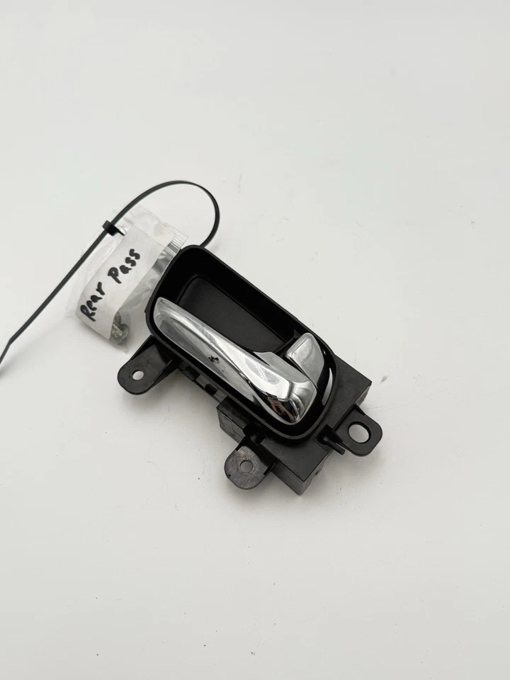 Оригинальная внутренняя дверная ручка для заднего пассажира Infiniti G35 G37 2007-2013 годов выпуска - Изображение 2 из 4