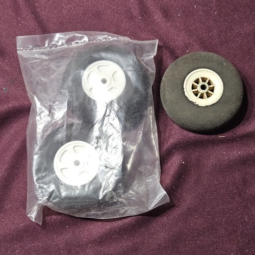 LOT OF R/C MODEL AIRPLANE SPORT WHEELS / LANDING GEAR RUBBER & FOAM - Picture 15 of 17