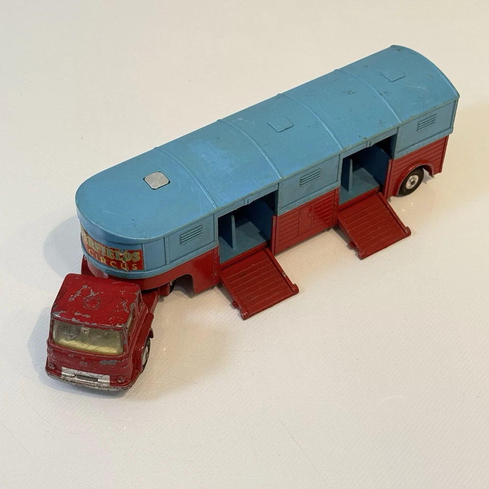 Corgi Major 1130 Chipperfield Horse Box and Bedford Tractor Unit - Image 2 of 4