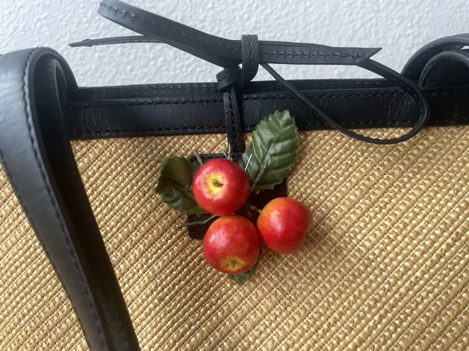 Соломенная сумка-тоут COLE HAAN с черной отделкой и яблоками клетчатая подкладка галстук закрытые карманы - Изображение 2 из 4