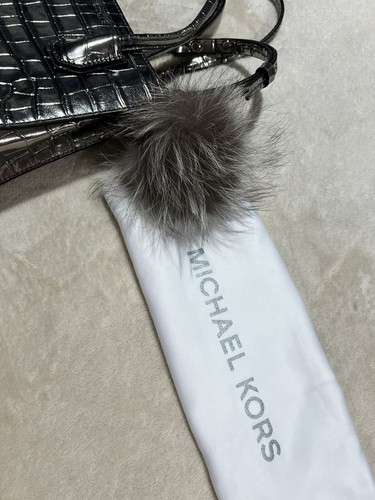 Bolso Bandolera Michael Kors Mercer Plateado Cuero Cocodrilo Repujado - Imagen 3 de 10