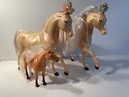 Barbie Princess & The Pauper Royal Kingdom Carriage Horses Purple Pink 2004 Toy