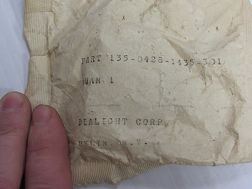 New Lot of 2 Dialco Indiicator Light Base 135-0428-1435-301 - Image 2 of 4