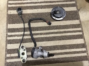04-05-GSXR-750-600-OEM-LOCK-SET-KEY-GAS-CAP-LID-BOLTS-IGNITION-SWITCH-TRUNK