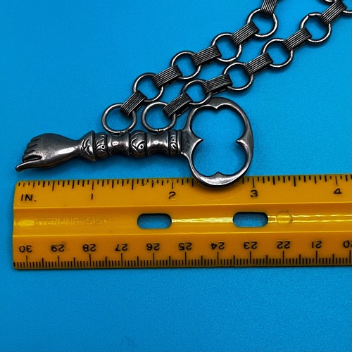 Vintage große verzierte Schlüssel mit Händen Doppelkette Brosche Anstecknadel versilbert ^ - Bild 9 von 9