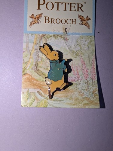 Pair of Beatrix Potter Peter Rabbit Brooch Badges BNWT Some discolouration - Picture 7 of 8