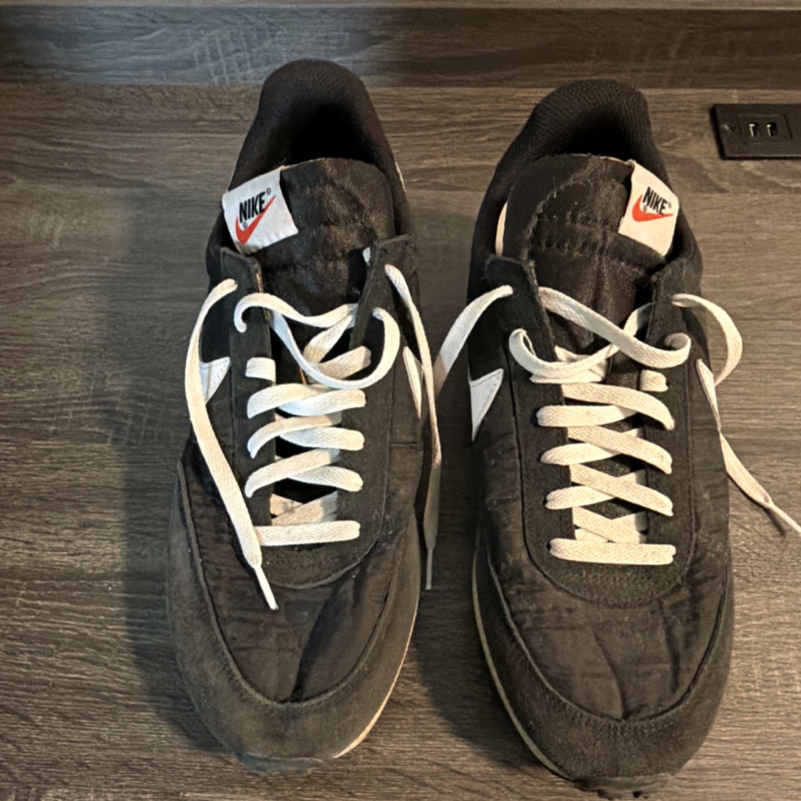 Nike Men Low Top Lace-Up Black White Solid Logo Athletic Sne