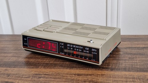LED Electronic Alarm Clock / Vintage / Space Age / Rare / Gold / Red / Retro - Picture 3 of 24