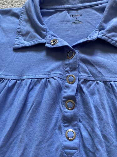 Style&co. Camisa polo a presión de manga corta para mujer púrpura-azul talla S - Imagen 4 de 8