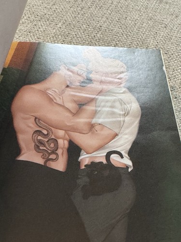 Kiss The Villain By Rina Kent Signed Deluxe Edition Sprayed Edge Art & Bookmark - Picture 9 of 9