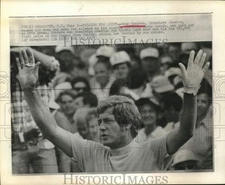 1972 Press Photo Golfer Doug Sanders asks crowd for silence in the Kemper Open