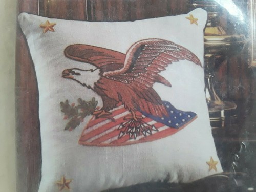 Avon American Eagle & Shield Vtg Crewel Embroidery Kit Wool Yarn Frame or Pillow - Picture 3 of 8