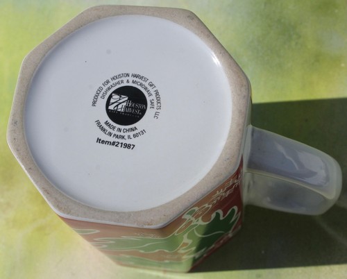 Taza de café de cerámica con forma de octágono patrón de remolino de nieve Holly Berries, 8 oz - Imagen 9 de 9