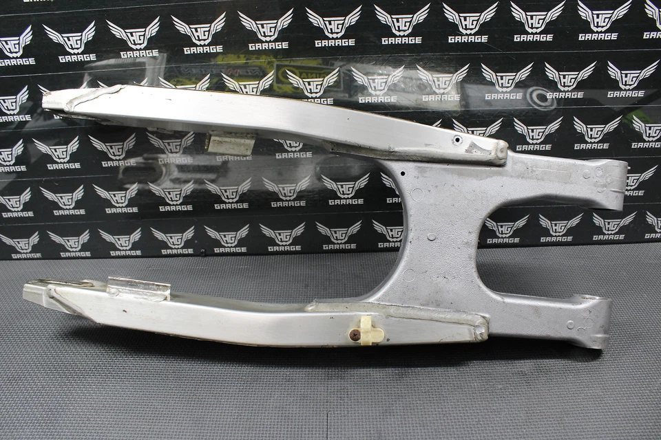 Suzuki RM125 RM250 1999 OEM basculante brazo oscilante suspensión trasera 61000-37E10 Foto 3 de 4