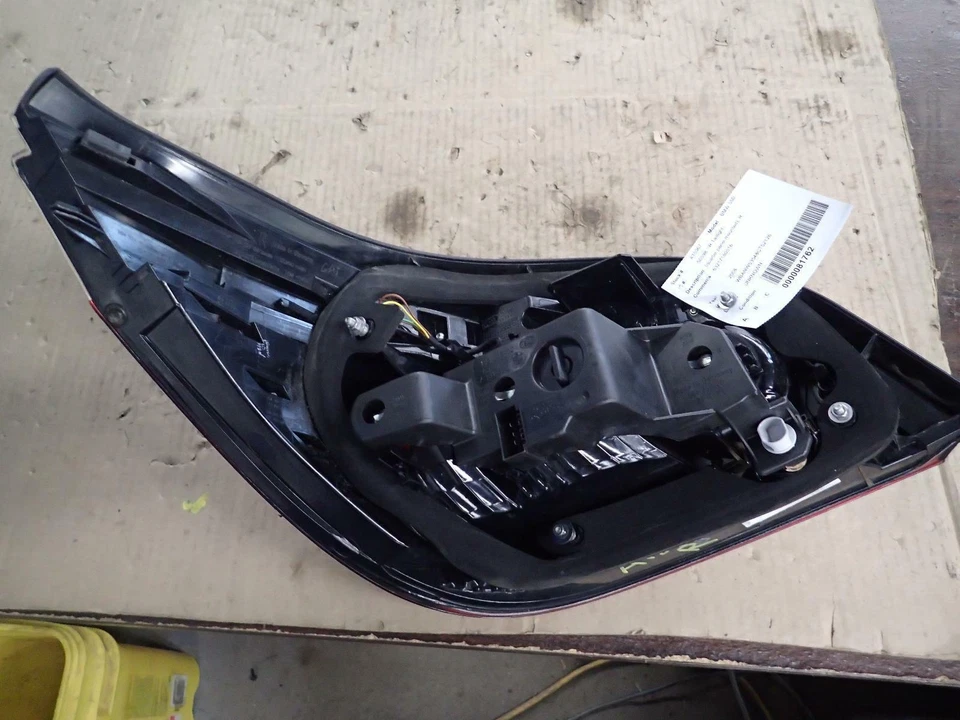 08 09 10 BMW 550i: Right Taillight Pasenger Brake Light - Image 3 of 3