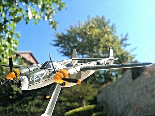 Corgi P-38J Lightning USAF 20th FG, "Gentle Annie", Harold Rau, 1944 1:147 scale - Picture 6 of 12