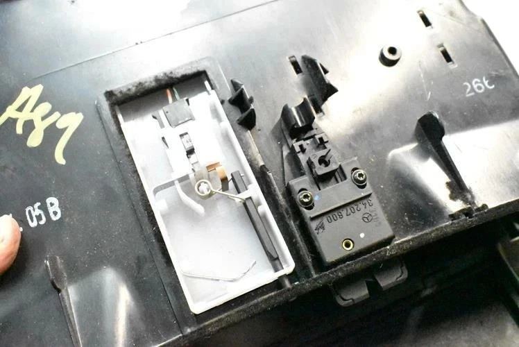 00-06 梅赛德斯 W220 S55 AMG S600 手套盒仪表板隔层 2206890591 原始设备制造商 — 第 4/4 张图片