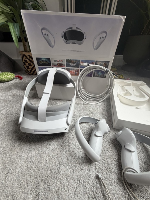Pico 4 VR All-in-One Headset with Data Link Cable and Controller