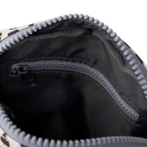 Borsa leggera Roka London Bond in tela riciclata con zip e tracolla con cerniera grossa - Foto 194 di 198