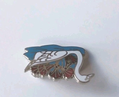 SILVERTONE ENAMEL SWAN BROOCH/PIN 1" (L) x 11/16" (W) LOCKING ROLLING CLASP - Picture 3 of 11