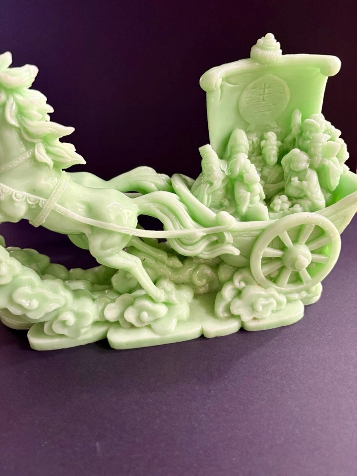 Escultura chinesa de jade de uma carruagem puxada por cavalos com figuras dentro - Imagem 3 de 4