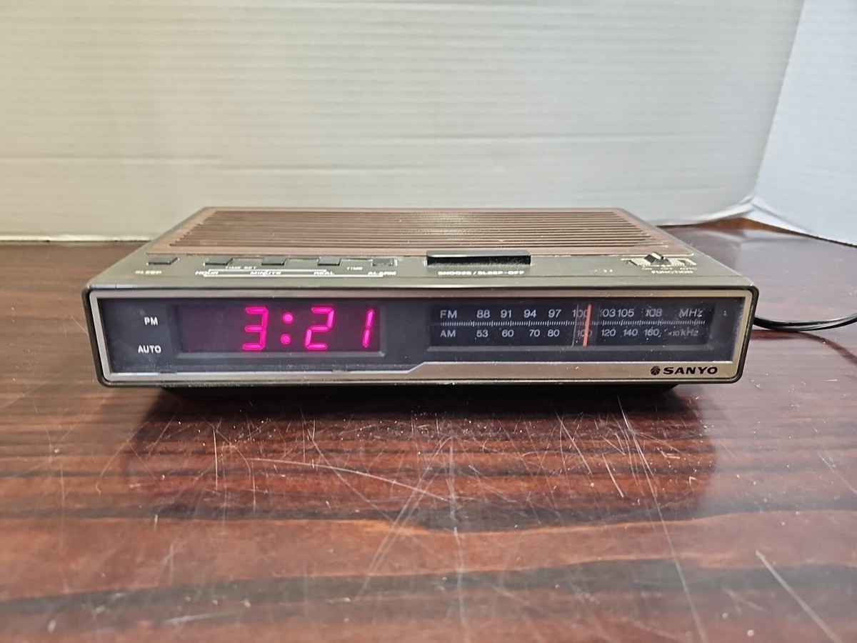 1985 Vintage Sanyo RM 5005 digital AM/FM Alarm Clock Radio