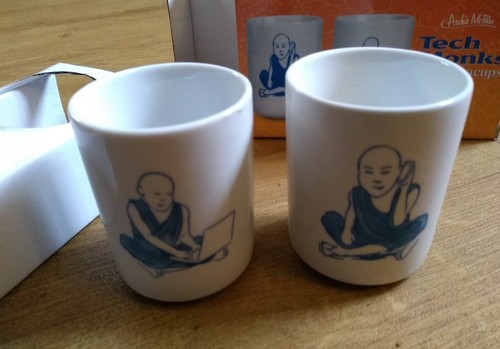 2 TECH MONKS TEACUPS porcelain Archie Mcphee New Boxed Gift - Foto 3 di 4