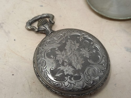 Lotto di 8 Antichi Orologi Da Tasca venduti come (Pezzi di Ricambio) - Picture 17 of 19