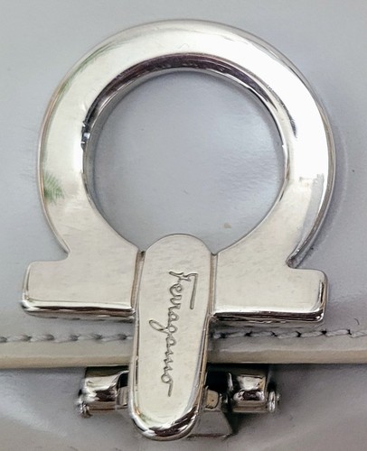AUTÉNTICA CARTERA LARGA FERRAGAMO GANCINI CHAROL SOLAPA USADA - Imagen 17 de 19