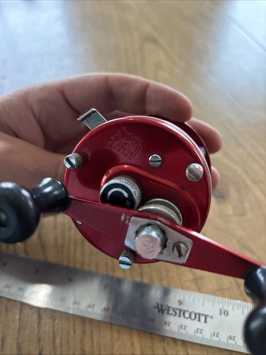 Ambassadeur 5500 DA Red Bait Casting Reel Foot # 800200 Good Shape - Picture 6 of 9